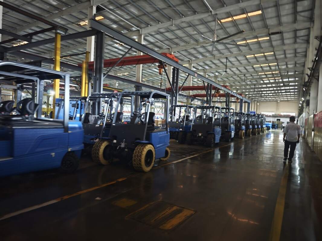 Chariot élévateur électrique lithium : des opérations plus sûres