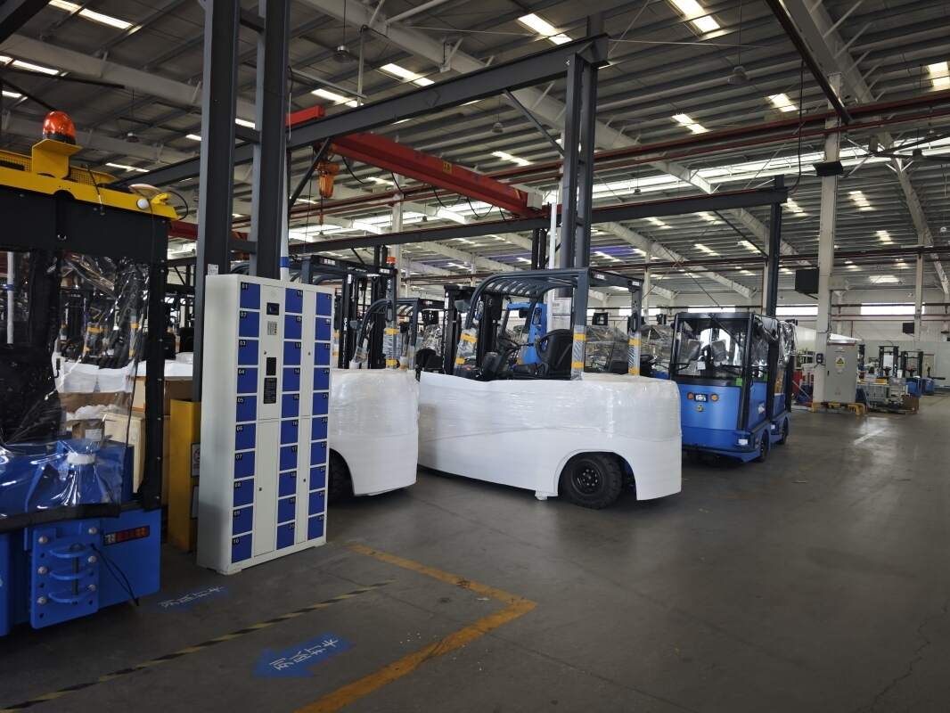 Chariot élévateur électrique 3 roues : l'équipement adapté pour votre atelier