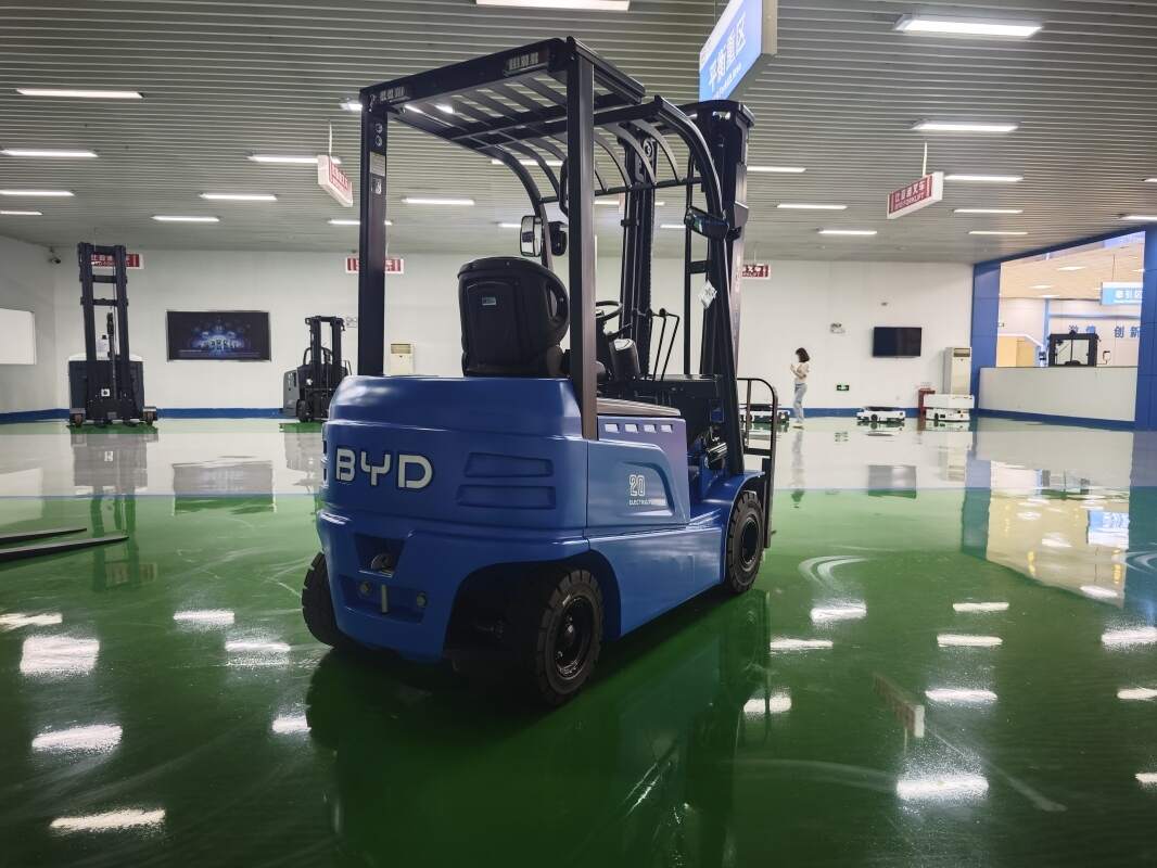 Pourquoi chariot élévateur électrique compact progresse en entrepôt ?