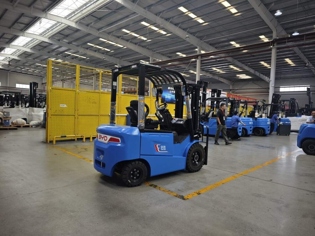 Chariot élévateur électrique tout terrain : le choix des centres de distribution